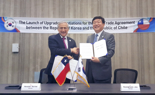 주형환 산업통상자원부 장관(오른쪽)이 에랄도 무뇨스(Heraldo Munoz) 칠레 외교부 장관과 함께 지난 18일 한-칠레 자유무역협정(FTA) 개선 협상 개시를 선언한 뒤 기념촬영을 하고 있다.  산업통상자원부 제공